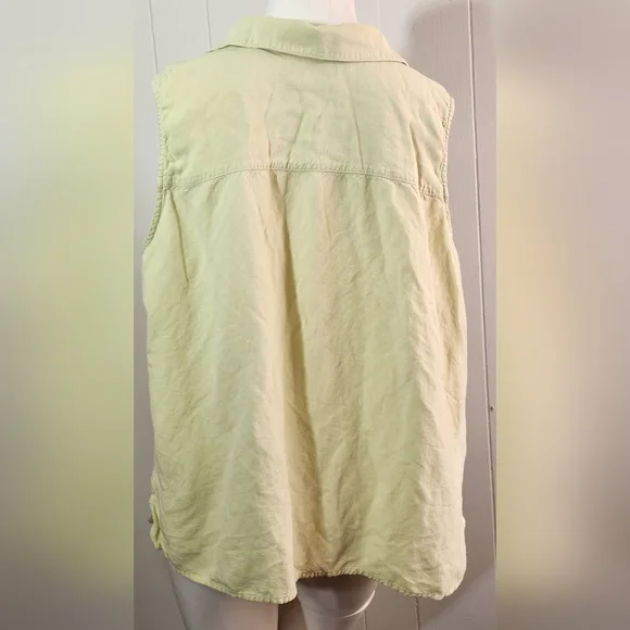 Karen Scott Sleeveless Button up top - Picture 2 of 3